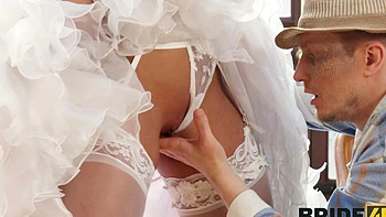 Stanley Johnson y Betzz follan con lencería sensual y medias