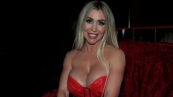 Carla Boom balança os peitos fakes no pole dance do clube