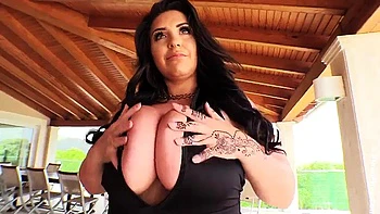 Yasmin transando com peitões no OnlyFans