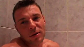 Kurzhaarige Blondine bläst geil den Schwanz