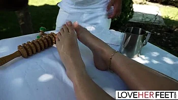 Большегрудая MILF Татьяна трахается на улице после массажа с Дэвидом