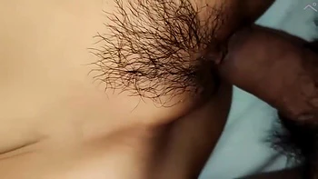 Schlanke asiatische Amateurin bekommt Doggy Creampie im POV