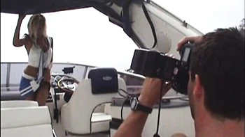 Sandy Fantasy rubia se desnuda y se toca al aire libre