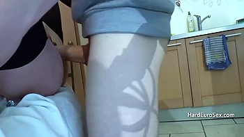 Dünne blonde Teen geleckt und in den Arsch gefickt