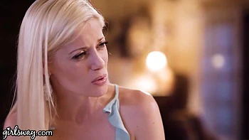 Charlotte et Elena s’éclatent en anal et léchage de cul