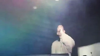 Маленькую телку трахнули и пальцами возбуждали на тусовке