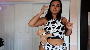 Grosse Japonaise BBW exhibe son gros cul maison