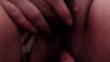 Fremder fickt meine behaarte nasse Fotze mit Fingern und filmt