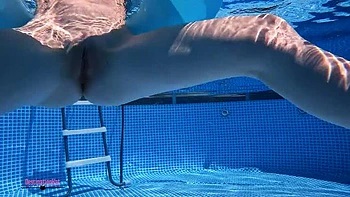 Dünne Amerikanerin Kat nackt schwimmt & Unterwasser Strip am Pool