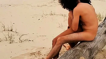 Шатенка трахнулась на пляже с любителями