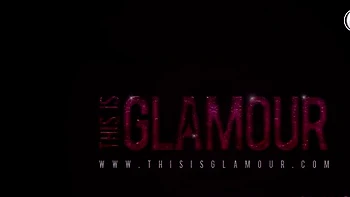 Саша Кейн дразнится в пурпурном кружеве