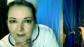 Enfermeira morena cruel sufoca mulher madura com saco plástico