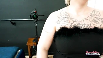 Logan Lace: Milf loira BBW chupando e lambendo o cu