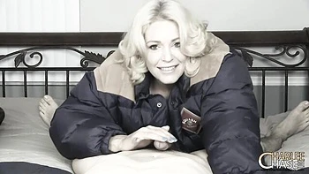 Milf Charlee suce la bite et encaisse gros sperme