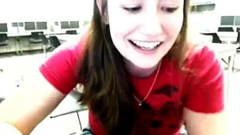 Brunette de peitos grandes se masturba ao vivo na webcam