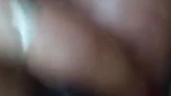 Jeune indienne 18+ se caresse la chatte poilue