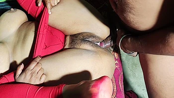 Индийский бывший жестко и быстро трахает волосатую киску