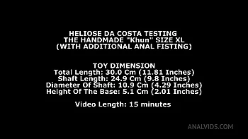 Heloise Dacosta se fait fister et fouetter avec jouet XL