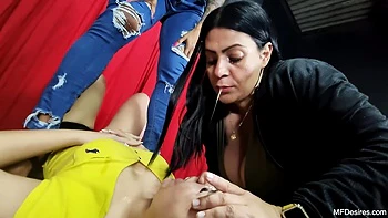 Плюющиеся латинки и брюнетки лесбиянки с тату грязные