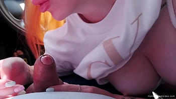 Kate Utopia chupa polla en el asiento delantero