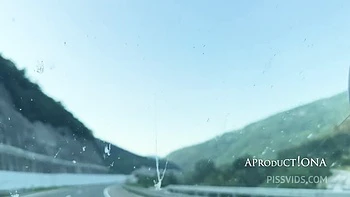 Nina mijando no meu para-brisa ao ar livre