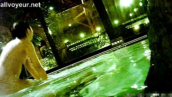 Japanisches Girl im Badezimmer gefickt