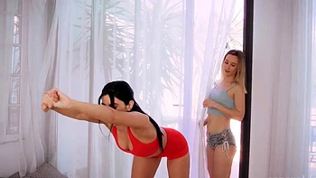 Lily Bella & Lily Blossom lecken und fingern kleine Teen-Fotze