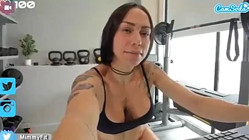 Latina Mimmy se masturba com brinquedos