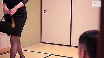 Kyoka Tachibana, die reife Japanerin, vergibt mit ihrem Körper