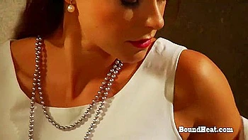 Блондинка лесбиянка хозяйка Адель трахается с большой жопой