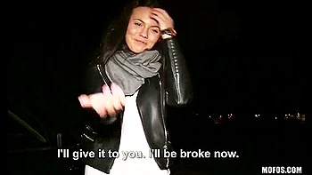 Vanessa Decker chupando su polla en el coche con tetas grandes