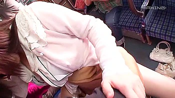 Adolescente asiática 18+ tetas grandes creampie público