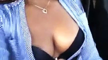 Chick sexy conduit seins à l'air: amateur solo