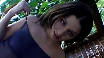 Latina chupando, cavalgando e fudendo no doggy