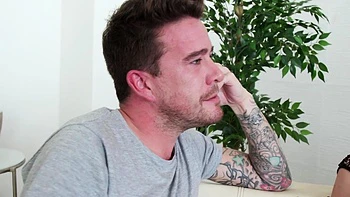 Esposa fodível Emily Ross cavalga o pau com força