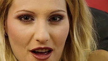 Blonde Melissa Black lutscht Schwanz auf den Knien