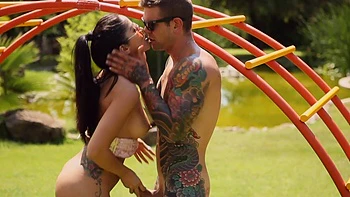 Cara fode a buceta da Julia ao ar livre, minas gemem