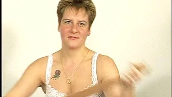 Amateur Milf bläst Schwanz und masturbiert