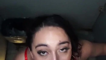 Latina sauvage baise deux bites en POV hardcore