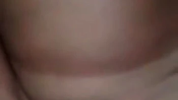 Garota Assamese peluda se masturbando com brinquedos