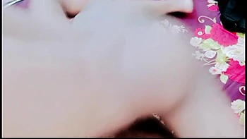 18+ Teen wird vom Regisseur hart im Doggy- und Missionarsstil gefickt