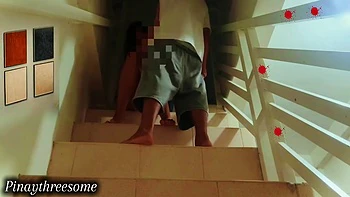 Mi amante secreta me hace una mamada con su marido en la habitación