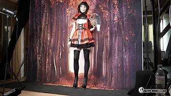 Backstage: Milf Rebeka Black solo mit Toys und kleinen Titten