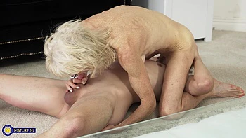 Grand-mère blonde suce et baise son beau-fils chaud