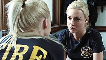 Bridgette B heiße blonde Asiatin lesbischer Bürofick