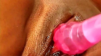 Deux lesbiennes chaudes lèchent leurs putes et leurs culs !