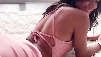 Belle fille en robe rose et talons rouges se déshabille seule