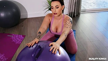 Boquete interracial e doggystyle na academia com Zanna