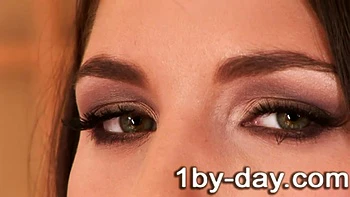 Brunete húngara fode a bunda sozinha com plug anal