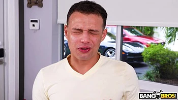 Stiefschwester lutscht Schwanz und wird hart gefickt auf Party